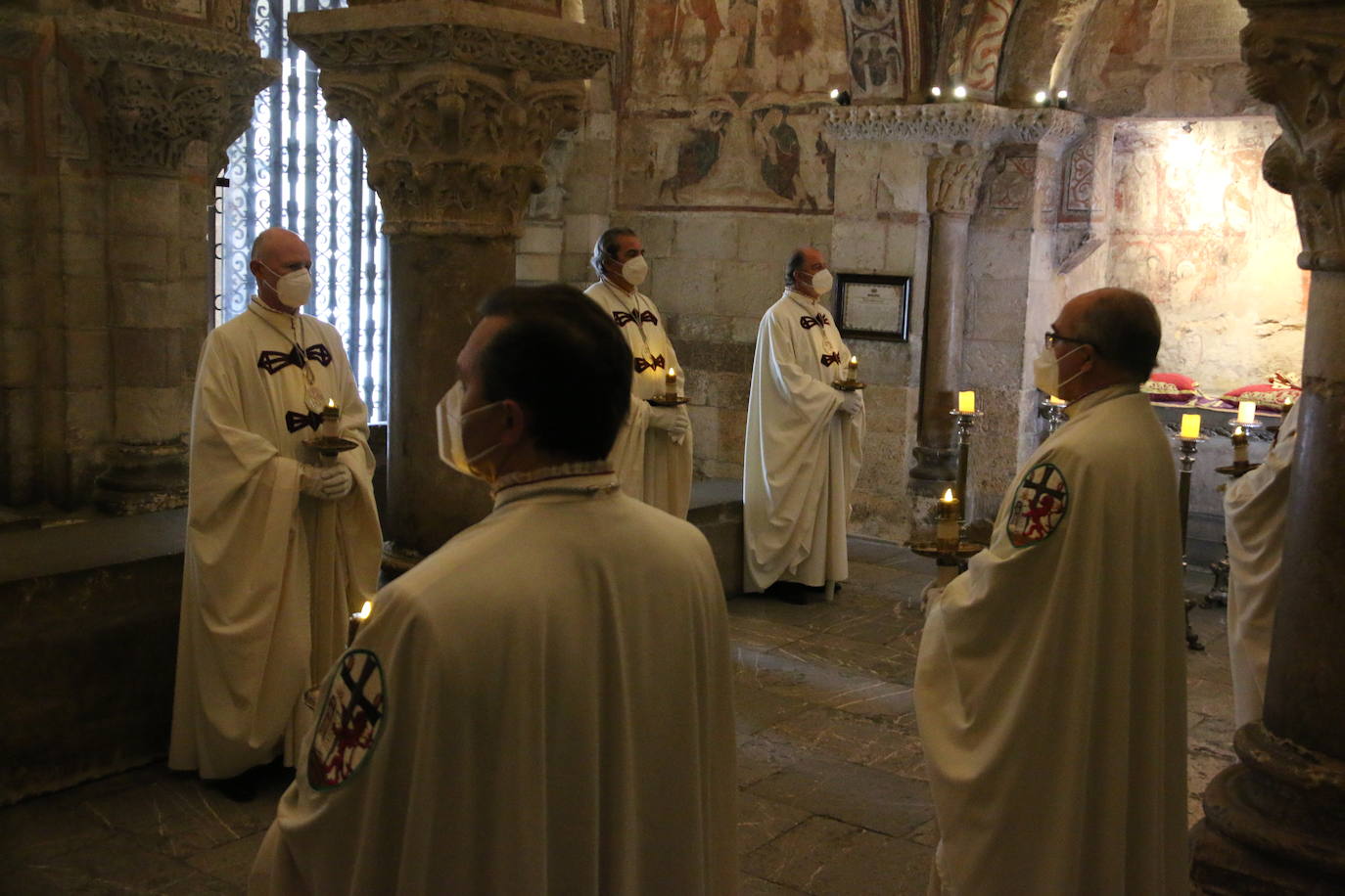 El Panteón de la Real Colegiata de San Isidoro acoge el íntimo y solemne Cuarto Turno de Vela, un acto en homenaje a los monarcas del viejo reino que por segundo año consecutivo ha estado marcado por la pandemia.