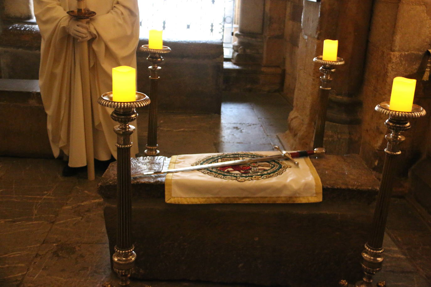 El Panteón de la Real Colegiata de San Isidoro acoge el íntimo y solemne Cuarto Turno de Vela, un acto en homenaje a los monarcas del viejo reino que por segundo año consecutivo ha estado marcado por la pandemia.