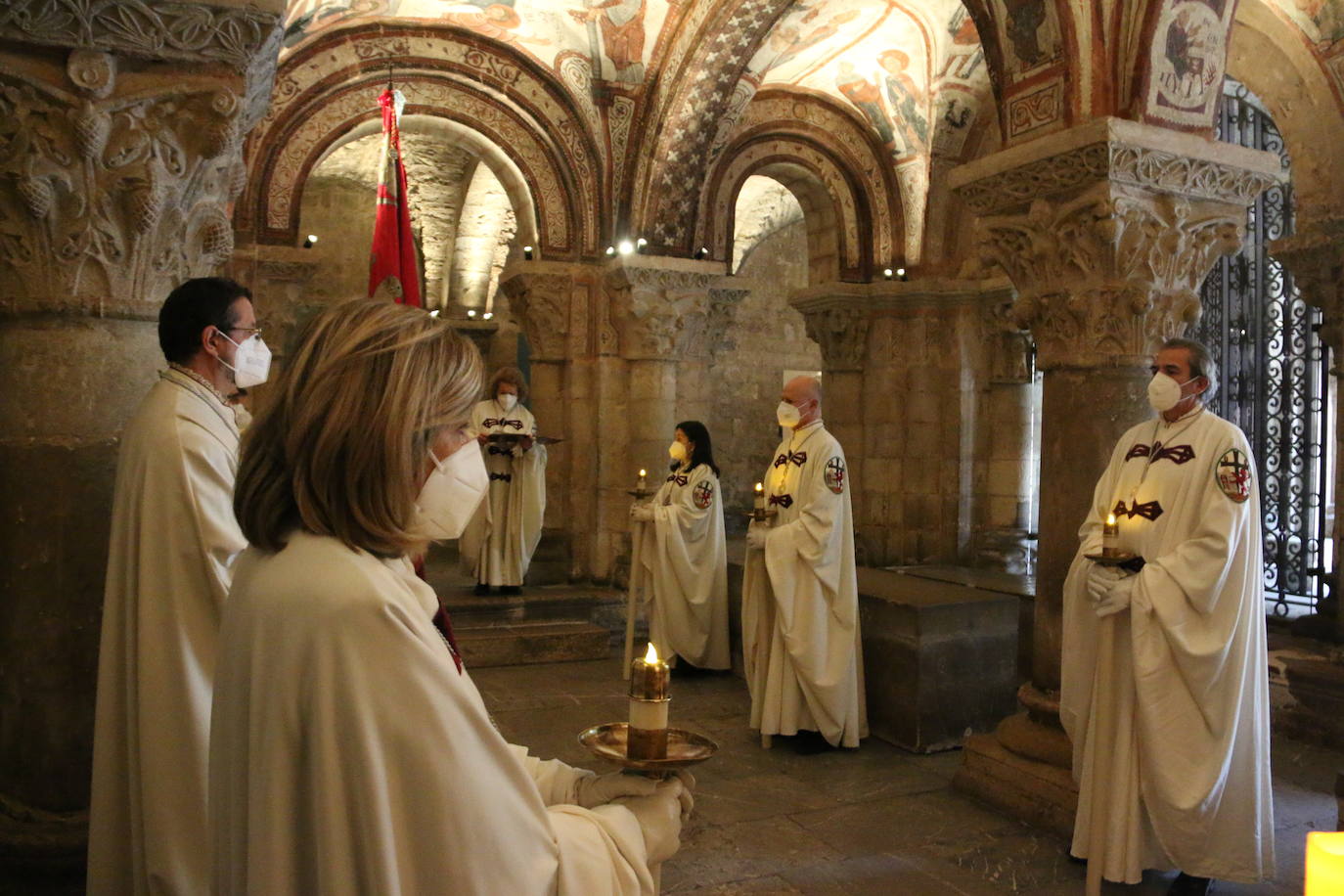 El Panteón de la Real Colegiata de San Isidoro acoge el íntimo y solemne Cuarto Turno de Vela, un acto en homenaje a los monarcas del viejo reino que por segundo año consecutivo ha estado marcado por la pandemia.