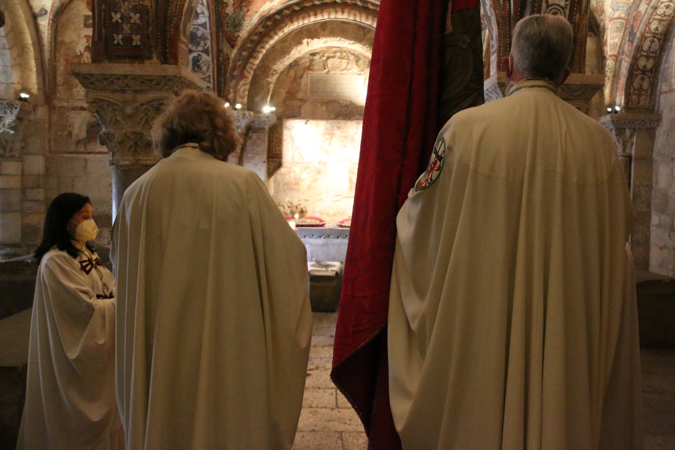 El Panteón de la Real Colegiata de San Isidoro acoge el íntimo y solemne Cuarto Turno de Vela, un acto en homenaje a los monarcas del viejo reino que por segundo año consecutivo ha estado marcado por la pandemia.