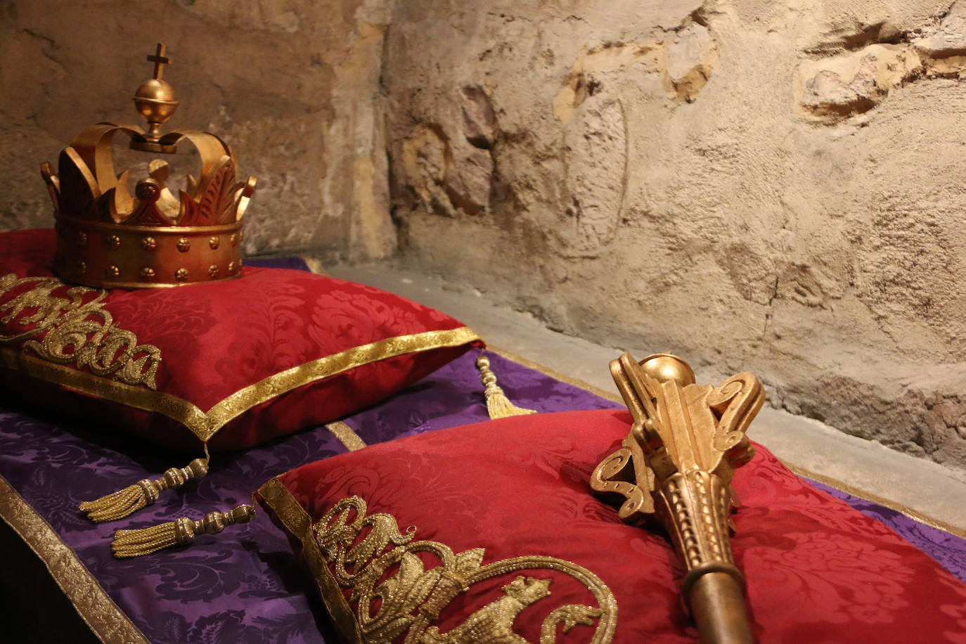 El Panteón de la Real Colegiata de San Isidoro acoge el íntimo y solemne Cuarto Turno de Vela, un acto en homenaje a los monarcas del viejo reino que por segundo año consecutivo ha estado marcado por la pandemia.