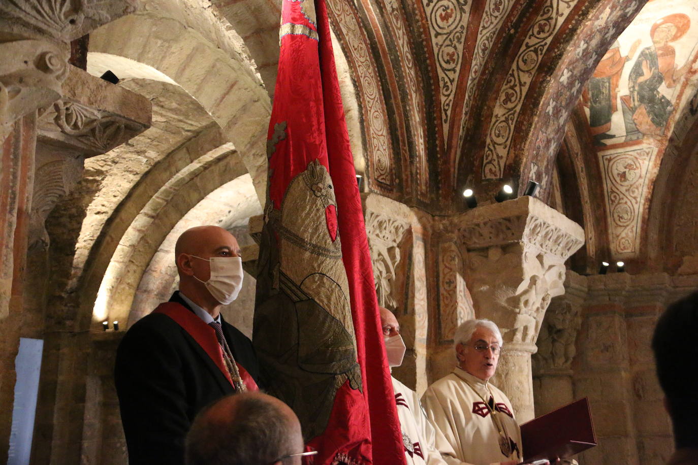 El Panteón de la Real Colegiata de San Isidoro acoge el íntimo y solemne Cuarto Turno de Vela, un acto en homenaje a los monarcas del viejo reino que por segundo año consecutivo ha estado marcado por la pandemia.