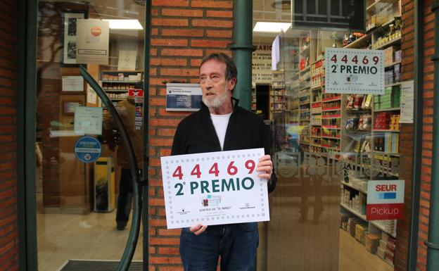 Maximino González. lotero de la calle Covadonga, en León capital, ha dado parte de un segundo premio muy repartido por toda España.