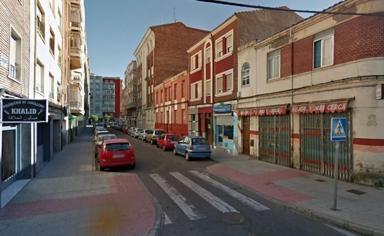 Calle Pérez Galdós, en León capital, donde tuvo lugar el robo durante esta noche.