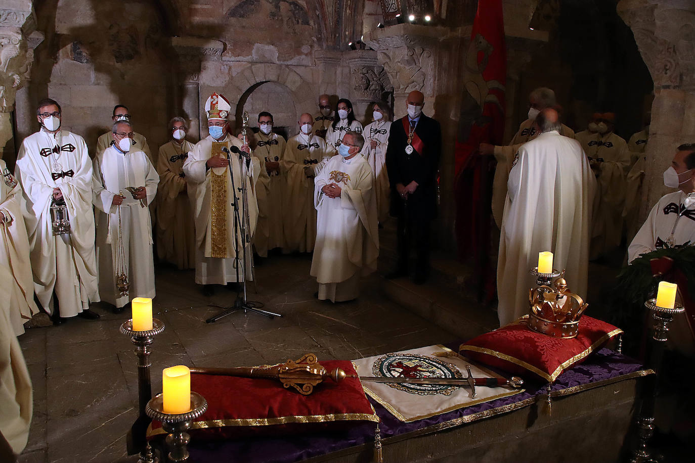 Tradicional responso oficiado por el obispo de León, Luis Ángel de las Heras, en memoria de los Reyes de León, organizado por la Imperial Orden del Milagroso e Invicto Pendón de San Isidoro, con turno de guardia y oración en el Panteón Real y presencia del alcalde