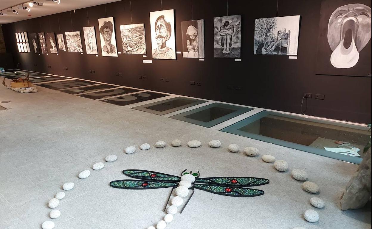 Imagen de la exposición de Santiago Castelao en el Museo Arqueológico de Cacabelos.