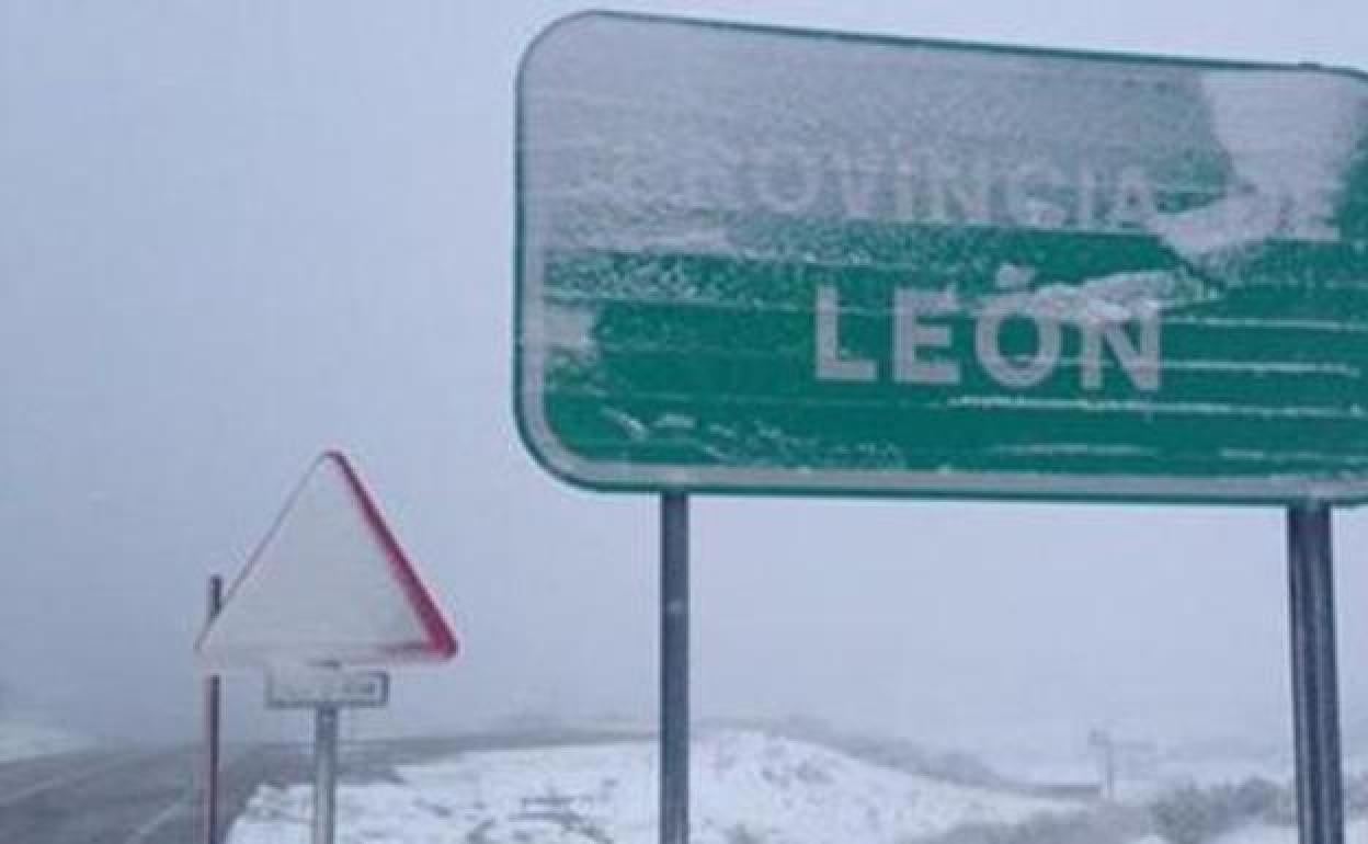 La Cordillera Cantábrica de León mantiene la alerta amarilla por nevadas hasta mediodía de este viernes.