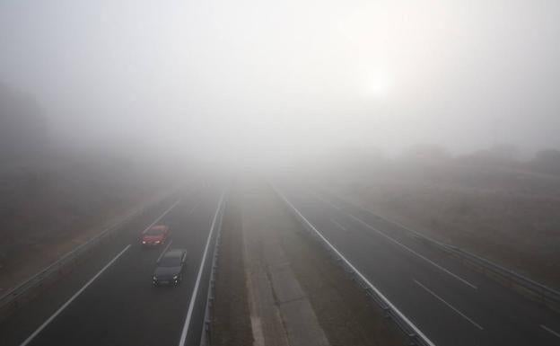 La niebla complica la circulación en varios tramos de la A-6 a su paso por la provincia de León.