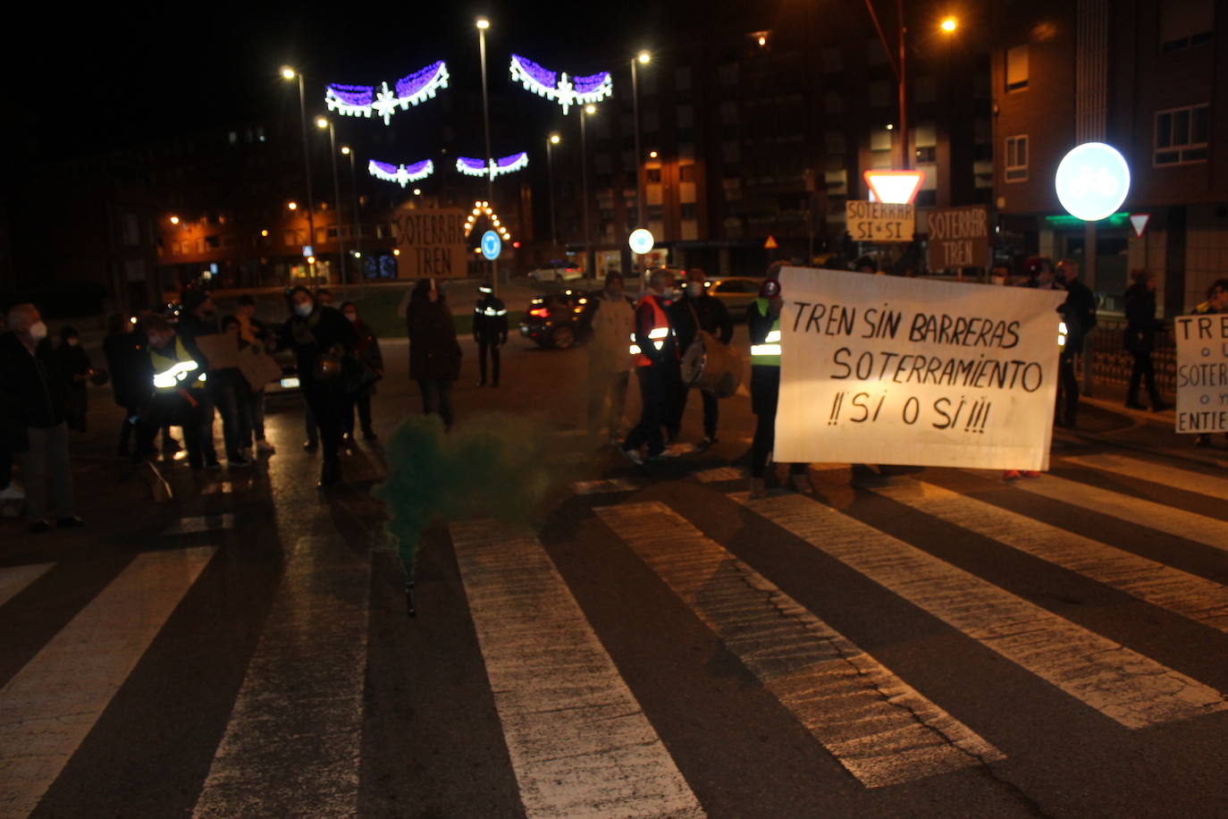 Fotos: Vecinos de Trobajo y San Andrés realizan marchas para exigir el soterramiento del tren