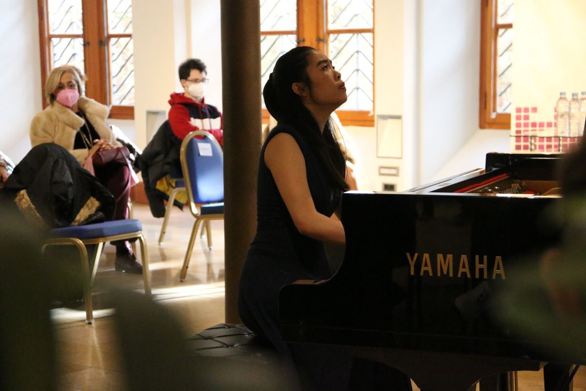 El Museo Casa Botines Gaudí y la Fundación Eutherpe han organizado el concierto de Año Nuevo en el que han participado los pupilos del maestro italiano Vincenzo Balzani.