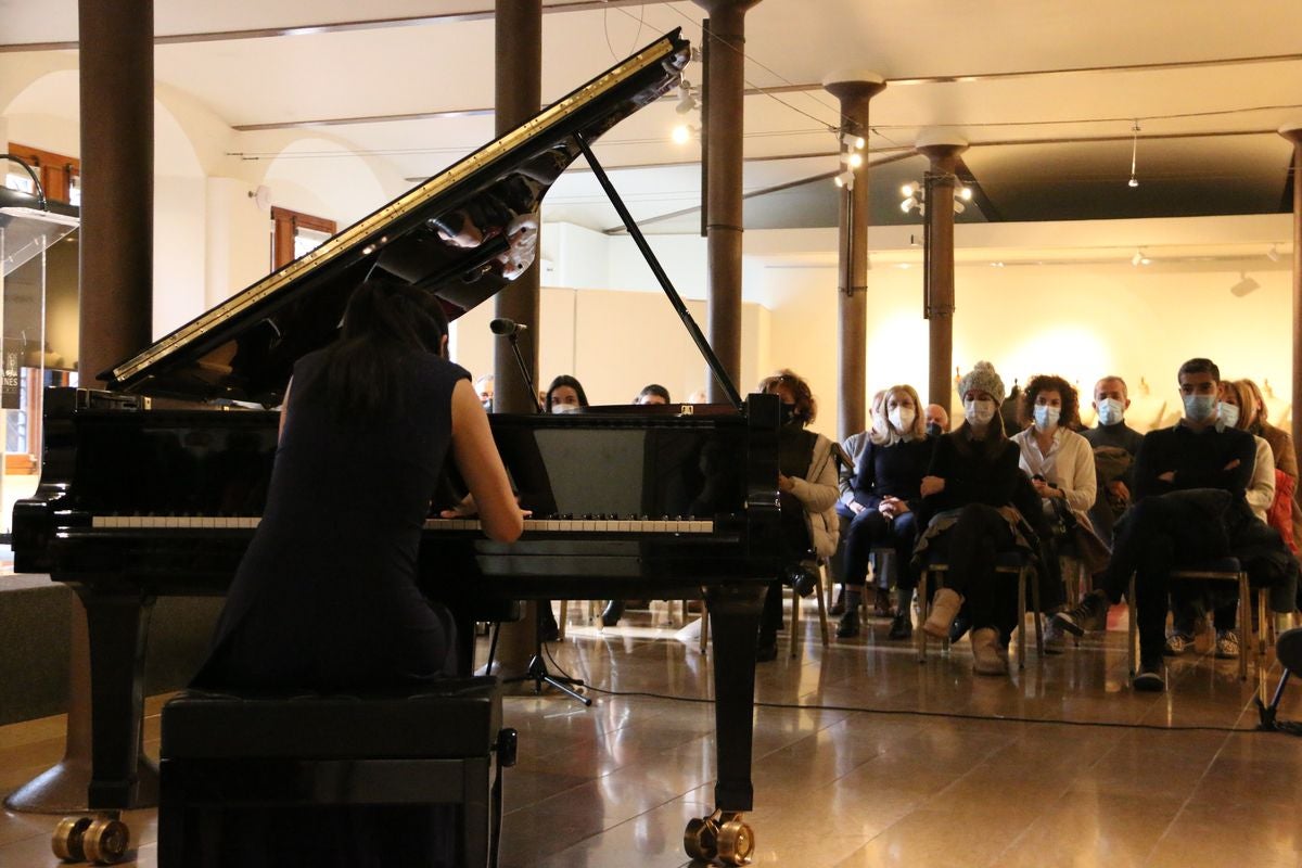 El Museo Casa Botines Gaudí y la Fundación Eutherpe han organizado el concierto de Año Nuevo en el que han participado los pupilos del maestro italiano Vincenzo Balzani.