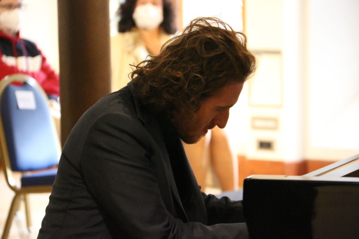 El Museo Casa Botines Gaudí y la Fundación Eutherpe han organizado el concierto de Año Nuevo en el que han participado los pupilos del maestro italiano Vincenzo Balzani.