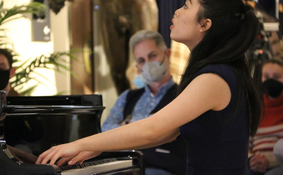 La joven pianista de origen chino Xing Chang durante su actuación en el concierto de Año Nuevo organizado en el Museo Casa Botines Gaudí.