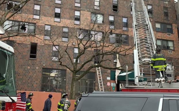 Los bomberos, en plena actuación sobre el edificio que sufrió un incendio en Nueva York.