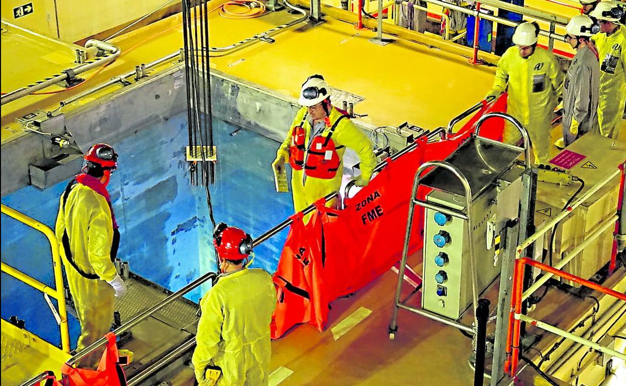 Trabajos durante una parada de recarga de combustible en la central nuclear de Ascó (Tarragona). 