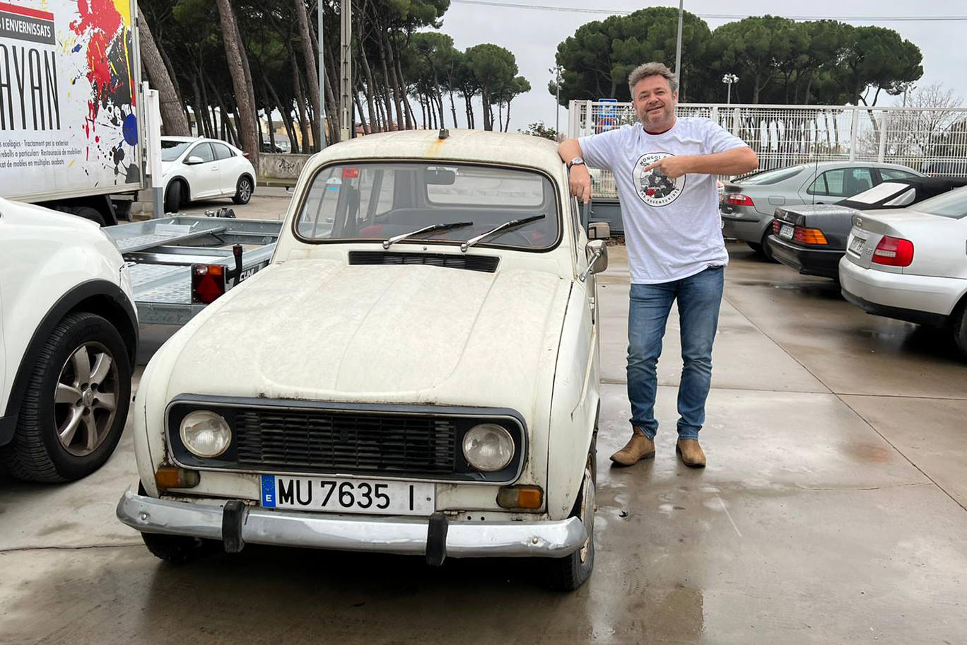 El berciano Javier Álvarez, propietario de la bodega Almázcara Majara, junto al Renault 4 con el que compite en el Mongol Rally 2022