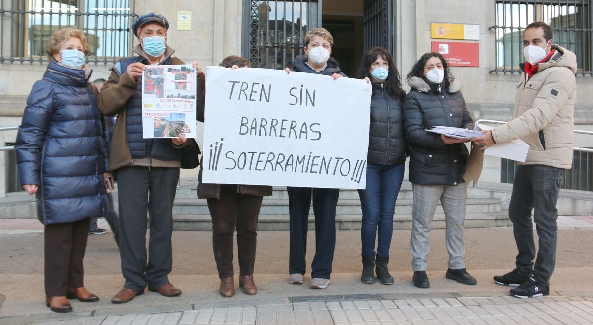 La Plataforma por el Soterramiento de San Andrés ha entregado 7.501 firmas en la subdelegación del Gobierno en León para reclamar que se retome este proyecto.