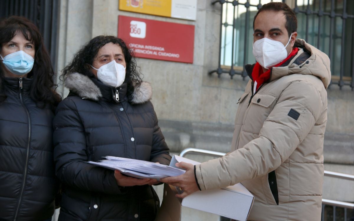 La Plataforma por el Soterramiento de San Andrés ha entregado 7.501 firmas en la subdelegación del Gobierno en León para reclamar que se retome este proyecto.