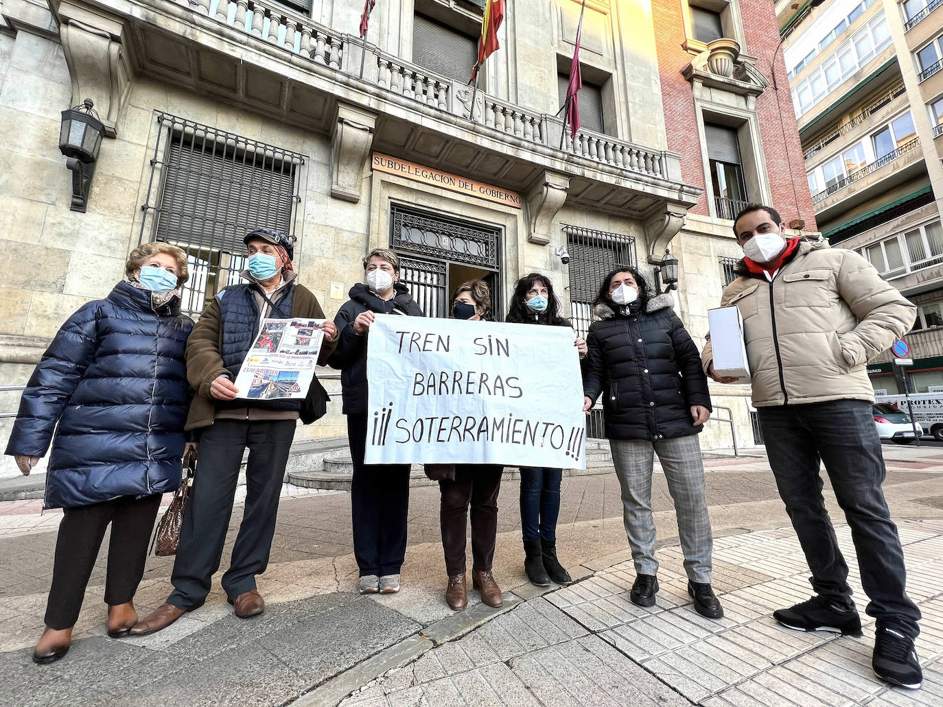 La Plataforma por el Soterramiento de San Andrés ha entregado 7.501 firmas en la subdelegación del Gobierno en León para reclamar que se retome este proyecto.