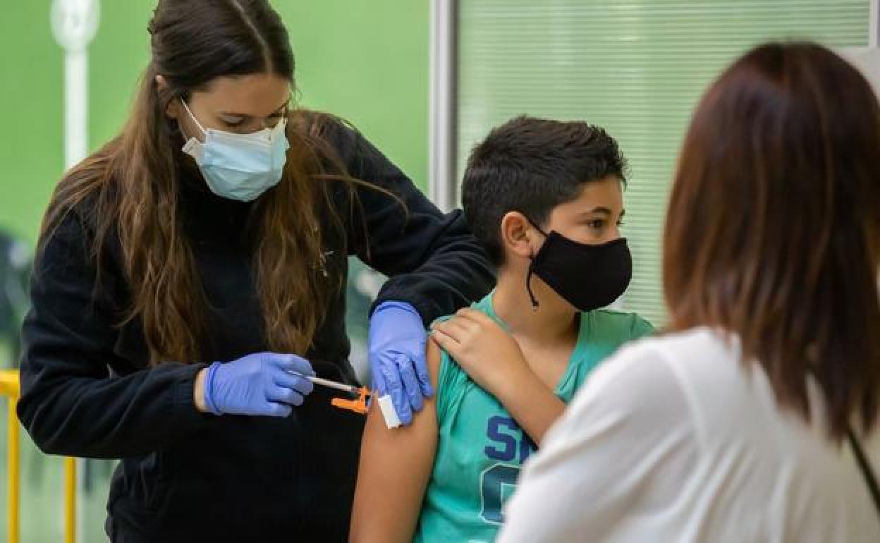 Una enfermera vacuna contra la Covid-19 a un menor en Castilla y León.