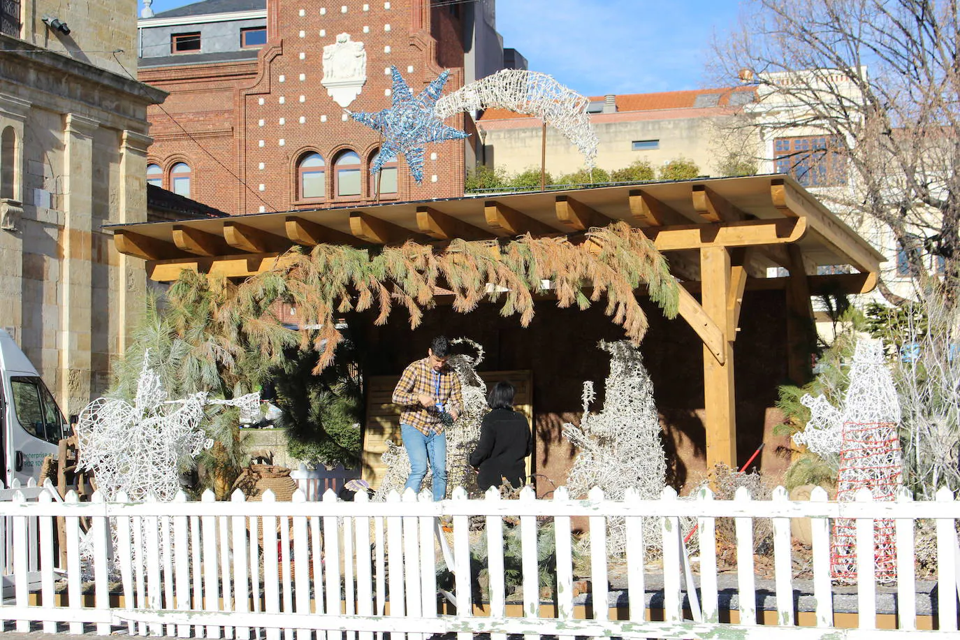 La decoración navideña de la ciudad de León vuelve a guardarse esperando una próxima navidad sin olas de virus