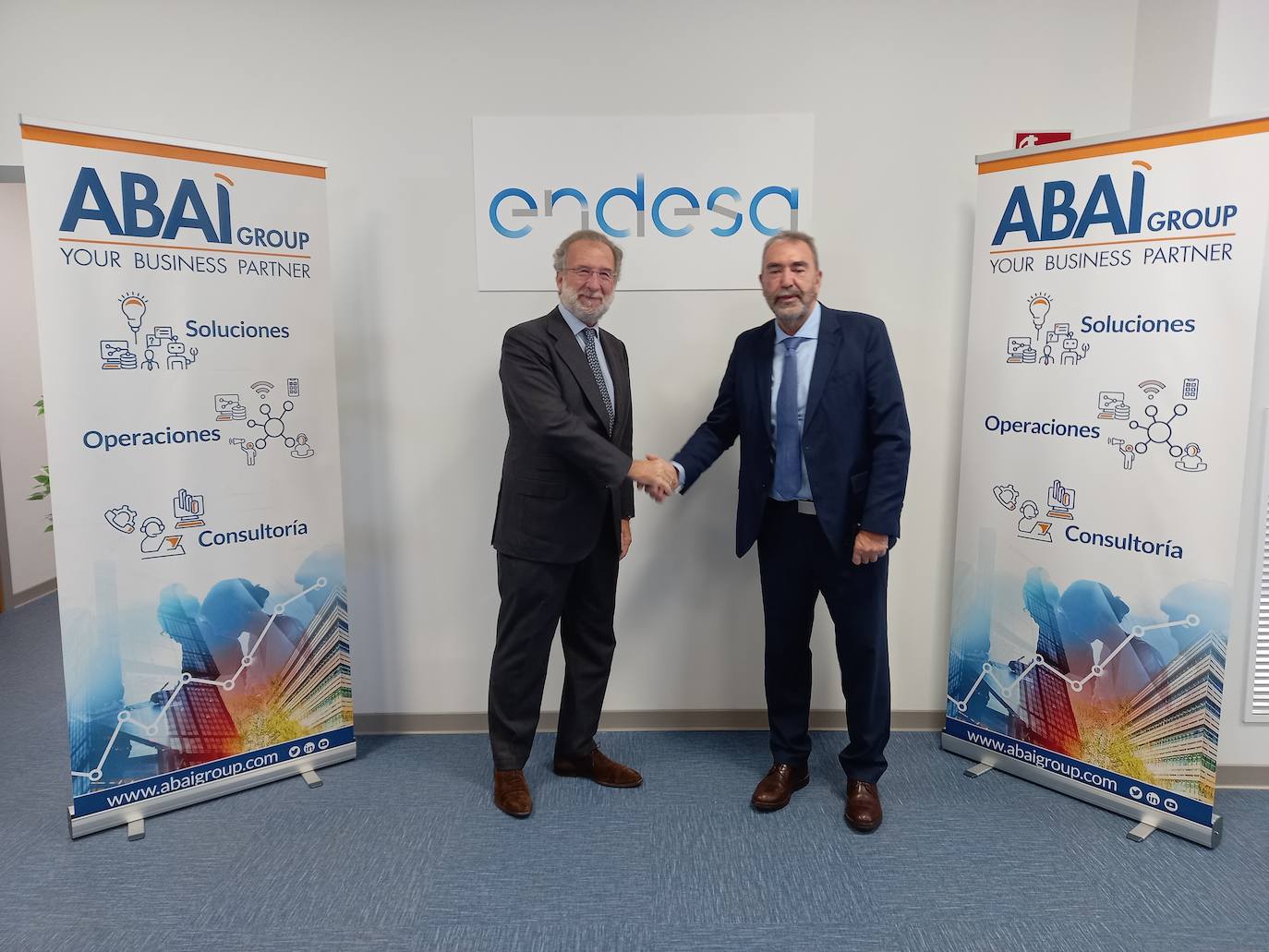 Javier Uriarte, de Endesa, y Javier López, de Abai, durante el nuevo acuerdo de colaboración.