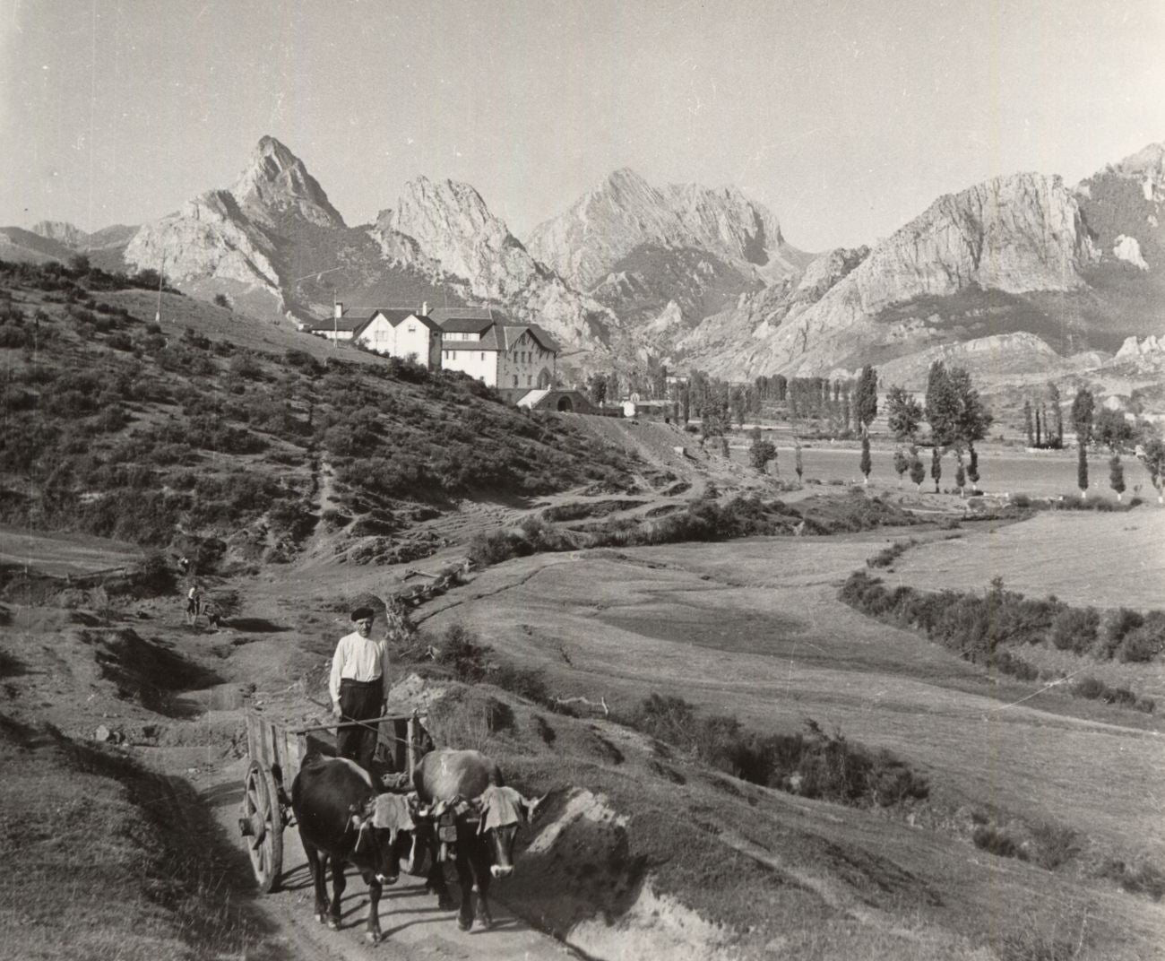 El antiguo Parador Nacional de Turismo de Riaño se inauguró oficialmente el 7 de julio de 1951 | Su lujo, desmesurado para la época, le convirtió en un poco de atracción social y económico y su influencia convirtió a su área de influencia en la 'pequeña Suiza' | Recuperarlo sigue siendo una deuda pendiente con la montaña de León. 