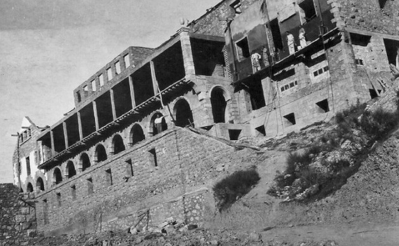 El antiguo Parador Nacional de Turismo de Riaño se inauguró oficialmente el 7 de julio de 1951 | Su lujo, desmesurado para la época, le convirtió en un poco de atracción social y económico y su influencia convirtió a su área de influencia en la 'pequeña Suiza' | Recuperarlo sigue siendo una deuda pendiente con la montaña de León. 