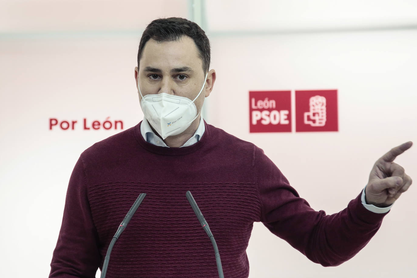 El secretario provincial del PSOE en León, Javier Alfonso Cendón, afirma que el consejero de Fomento y Medio Ambiente no contesta a una solicitud pendiente