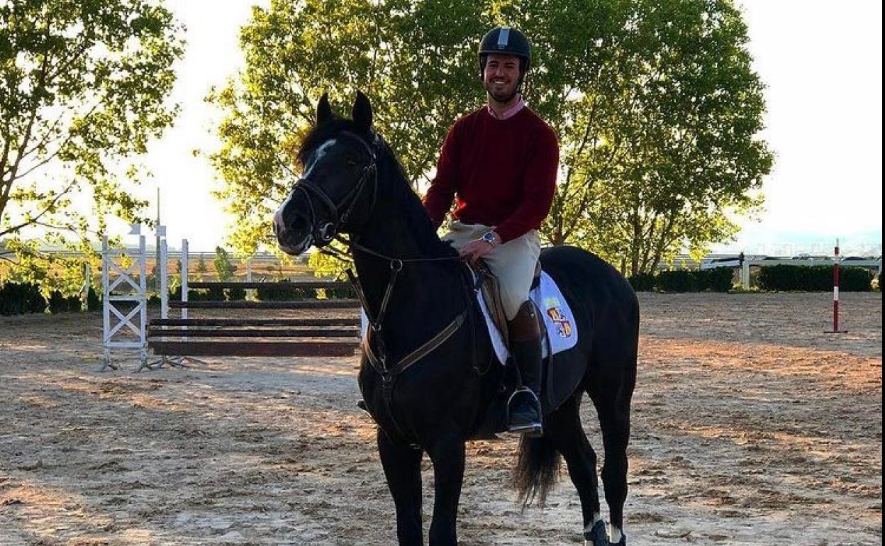 El candidato de VOX a las Cortes con su caballo durante un ejercicio de hípica.