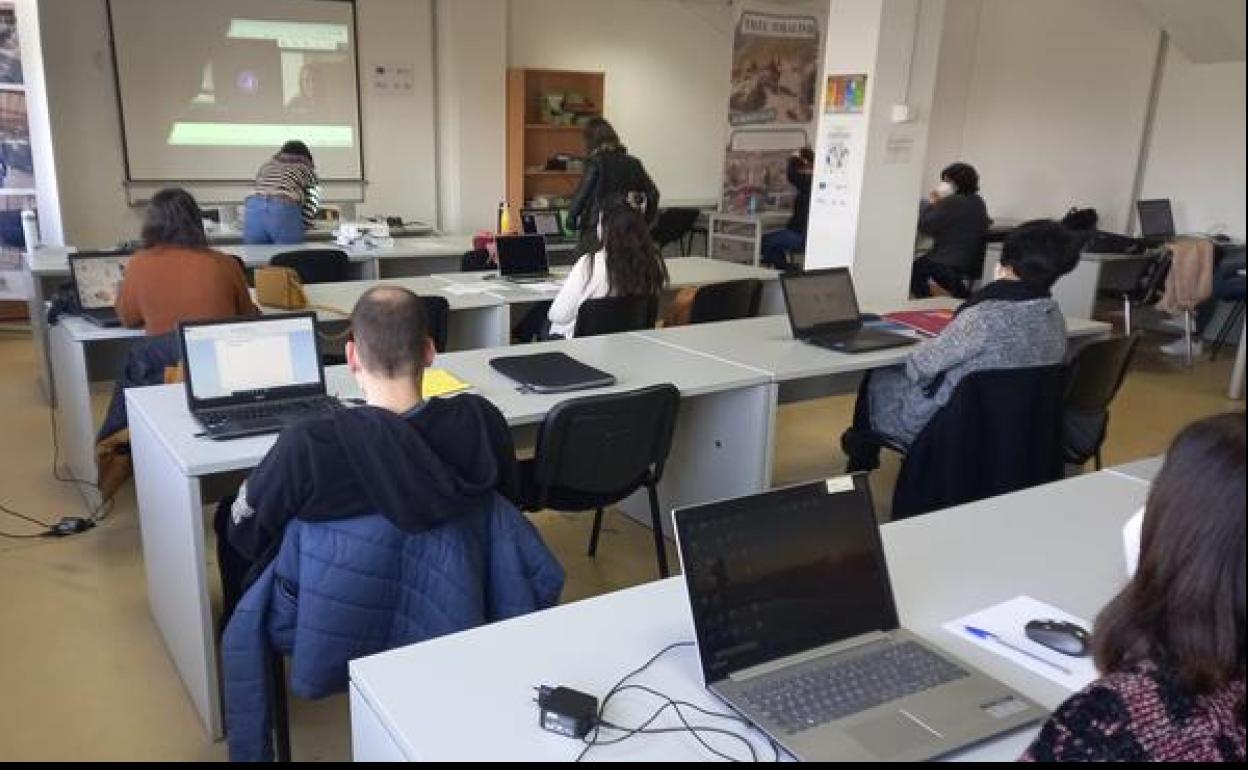 Participantes en una de las anteriores ediciones de la Lanzadera de Empleo de Ponferrada.