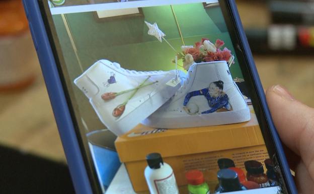 Galería. La gimnasta Carolina Rodríguez encargó unas zapatillas personalizadas con una fotografía realizando un ejercicio y unas mazas.