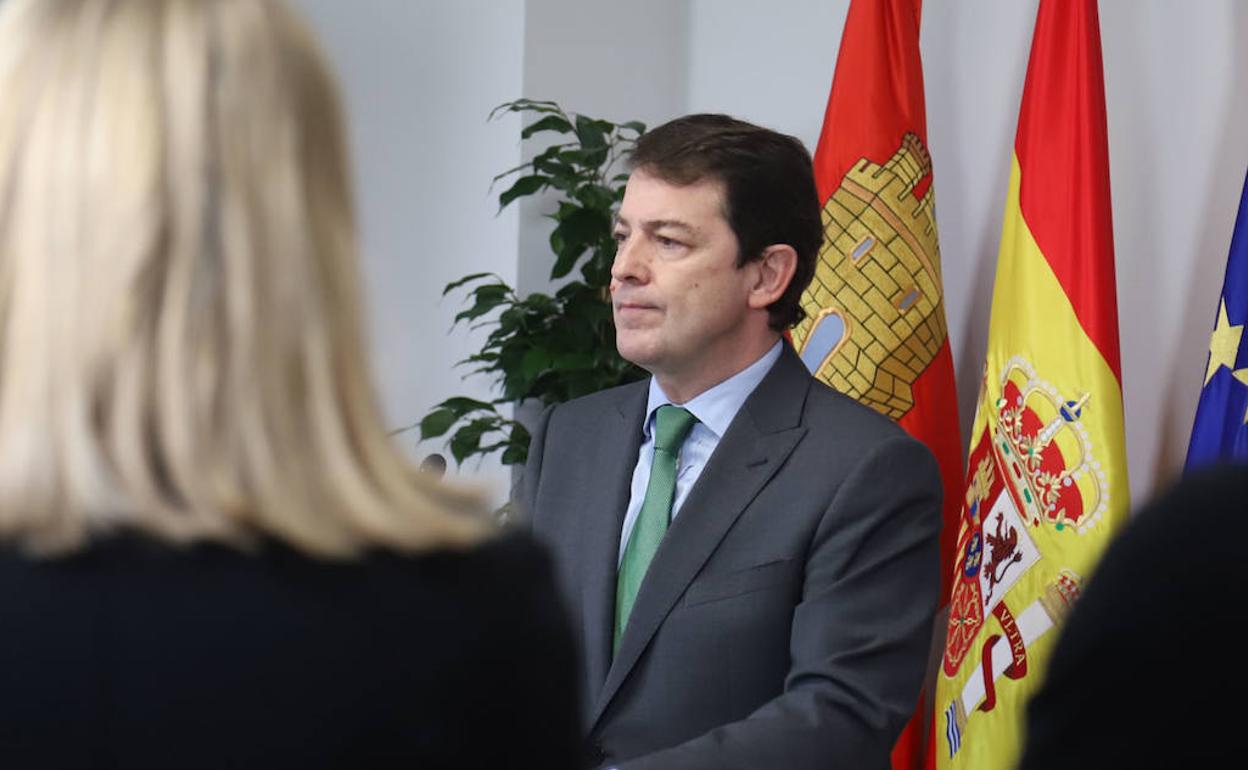 El presidente de la Junta de Castilla y León, Alfonso Fernández Mañueco, junto a la consejera de Familia, Isabel Blanco, se reúne con la plataforma del Tercer Sector de Castilla y León.