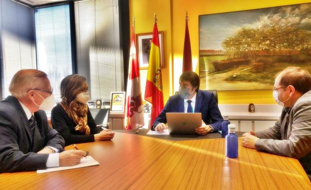 Imagen de la reunión mantenida este miércoles entre el consejero de Fomento de la Junta de Castilla y León, Juan Carlos Suárez Quiñones, y los miembros de la asociación por la autovía León-Bragança. 