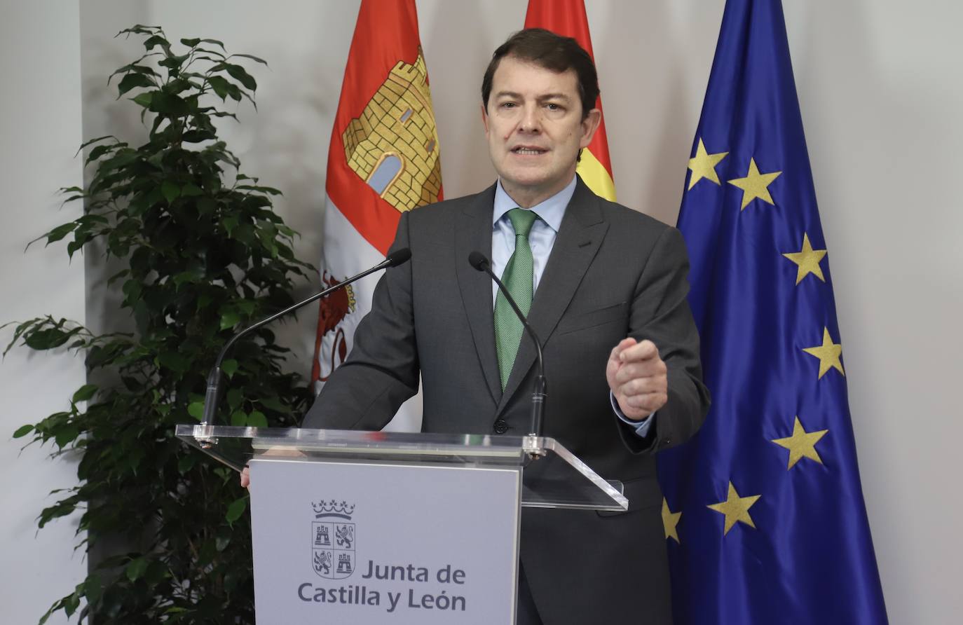 El presidente de la Junta de Castilla y León, Alfonso Fernández Mañueco, junto a la consejera de Familia, Isabel Blanco, se reúne con la plataforma del Tercer Sector de Castilla y León.