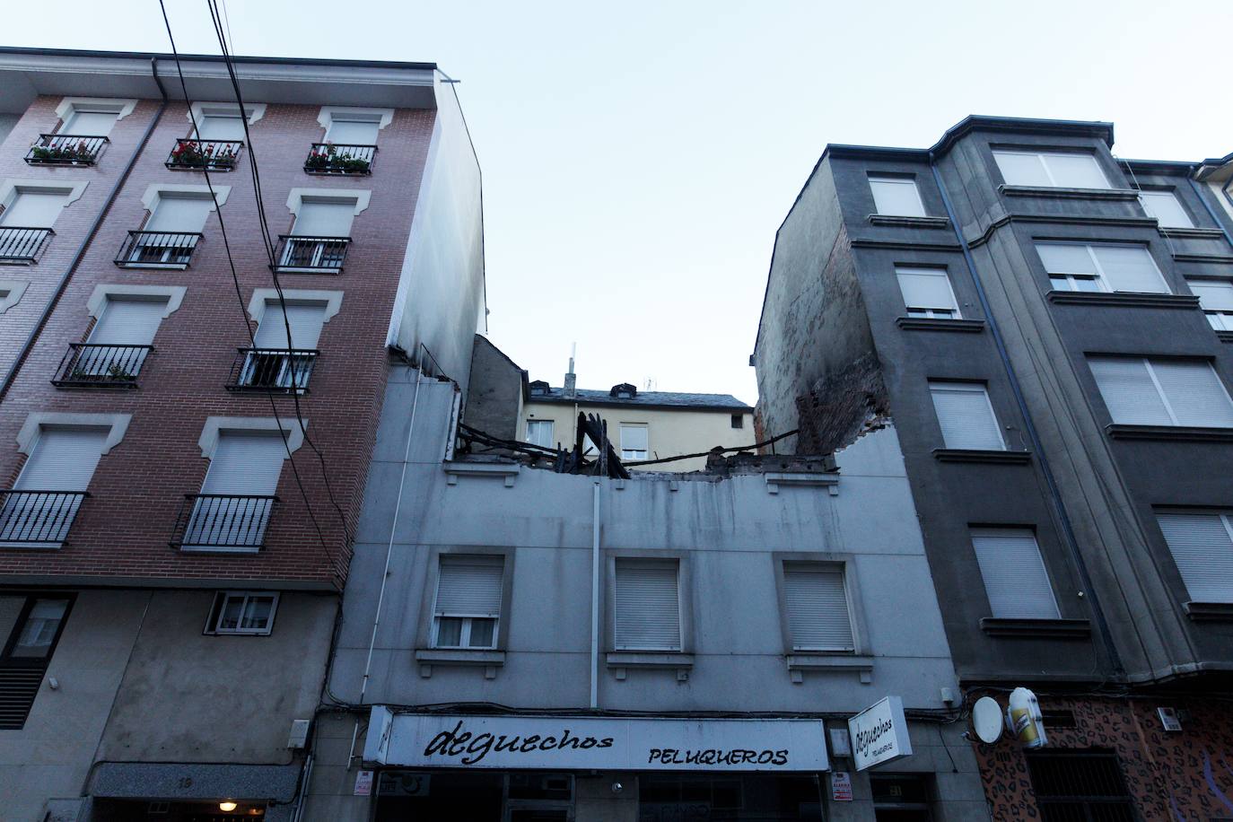 La voladura intencionada de una vivienda que iba a ser desahuciada destroza un inmueble en Ponferrada. Los hechos han ocurrido esta madurgada en la capital berciana y obligó a desalojar por unas horas a los vecinos de las casas colindantes. La explosión de una bombona de gas, a manos del único inquilino y residente en el inmueble, ha causado daños en al menos dos plantas del edificio y cuatro vehículos. 