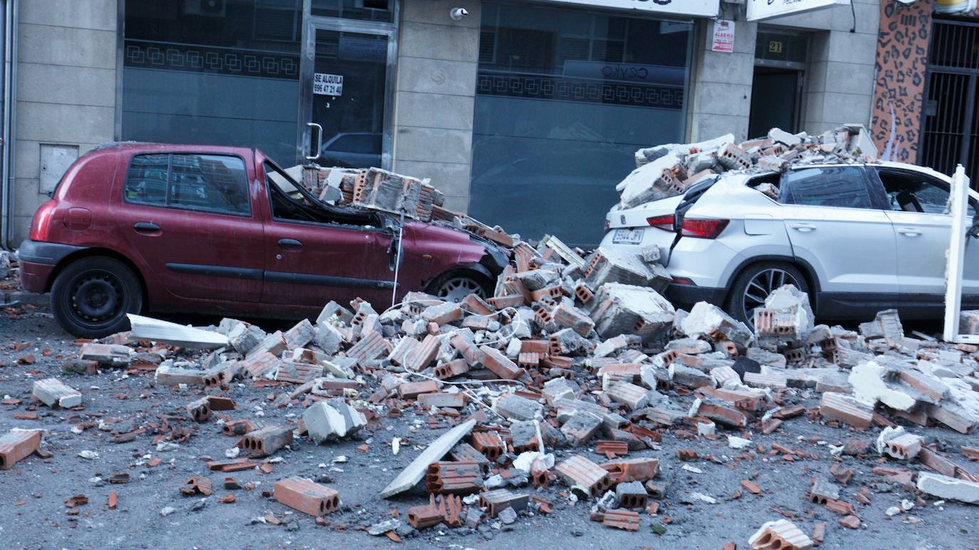 La voladura intencionada de una vivienda que iba a ser desahuciada destroza un inmueble en Ponferrada. Los hechos han ocurrido esta madurgada en la capital berciana y obligó a desalojar por unas horas a los vecinos de las casas colindantes. La explosión de una bombona de gas, a manos del único inquilino y residente en el inmueble, ha causado daños en al menos dos plantas del edificio y cuatro vehículos. 