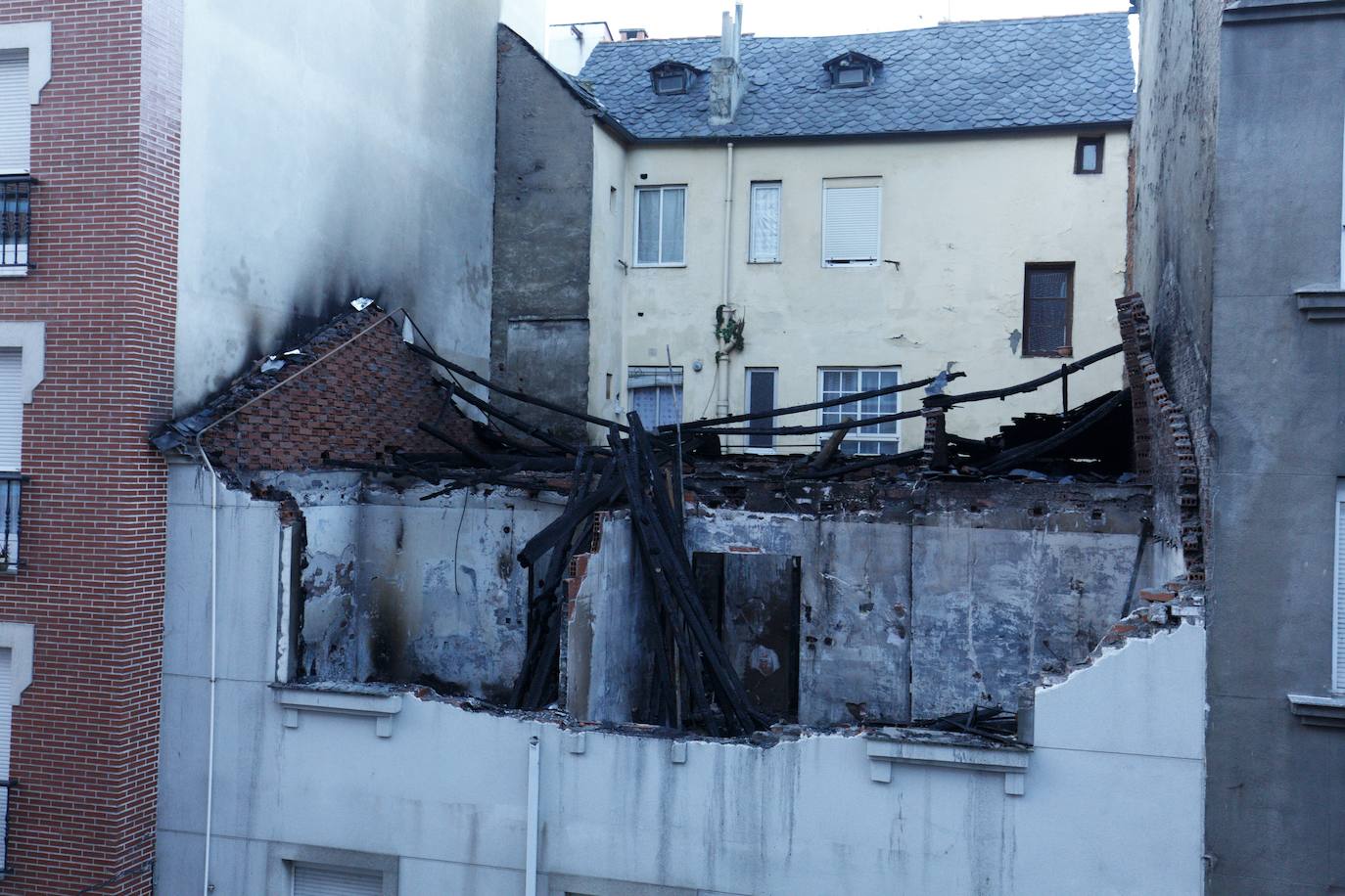 La voladura intencionada de una vivienda que iba a ser desahuciada destroza un inmueble en Ponferrada. Los hechos han ocurrido esta madurgada en la capital berciana y obligó a desalojar por unas horas a los vecinos de las casas colindantes. La explosión de una bombona de gas, a manos del único inquilino y residente en el inmueble, ha causado daños en al menos dos plantas del edificio y cuatro vehículos. 