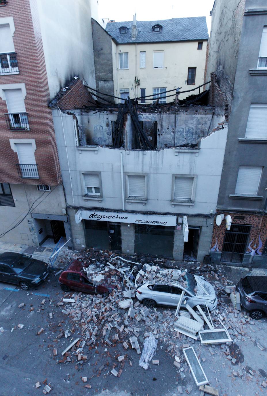 La voladura intencionada de una vivienda que iba a ser desahuciada destroza un inmueble en Ponferrada. Los hechos han ocurrido esta madurgada en la capital berciana y obligó a desalojar por unas horas a los vecinos de las casas colindantes. La explosión de una bombona de gas, a manos del único inquilino y residente en el inmueble, ha causado daños en al menos dos plantas del edificio y cuatro vehículos. 