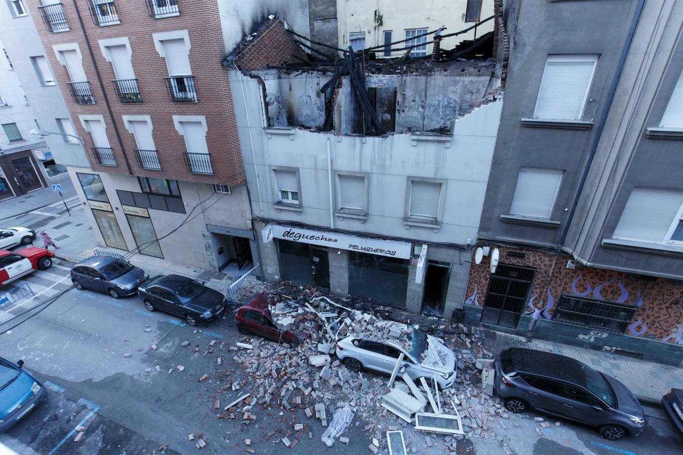 La voladura intencionada de una vivienda que iba a ser desahuciada destroza un inmueble en Ponferrada. Los hechos han ocurrido esta madurgada en la capital berciana y obligó a desalojar por unas horas a los vecinos de las casas colindantes. La explosión de una bombona de gas, a manos del único inquilino y residente en el inmueble, ha causado daños en al menos dos plantas del edificio y cuatro vehículos. 