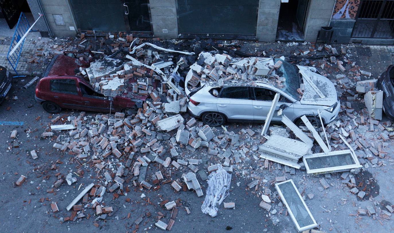 La voladura intencionada de una vivienda que iba a ser desahuciada destroza un inmueble en Ponferrada. Los hechos han ocurrido esta madurgada en la capital berciana y obligó a desalojar por unas horas a los vecinos de las casas colindantes. La explosión de una bombona de gas, a manos del único inquilino y residente en el inmueble, ha causado daños en al menos dos plantas del edificio y cuatro vehículos. 