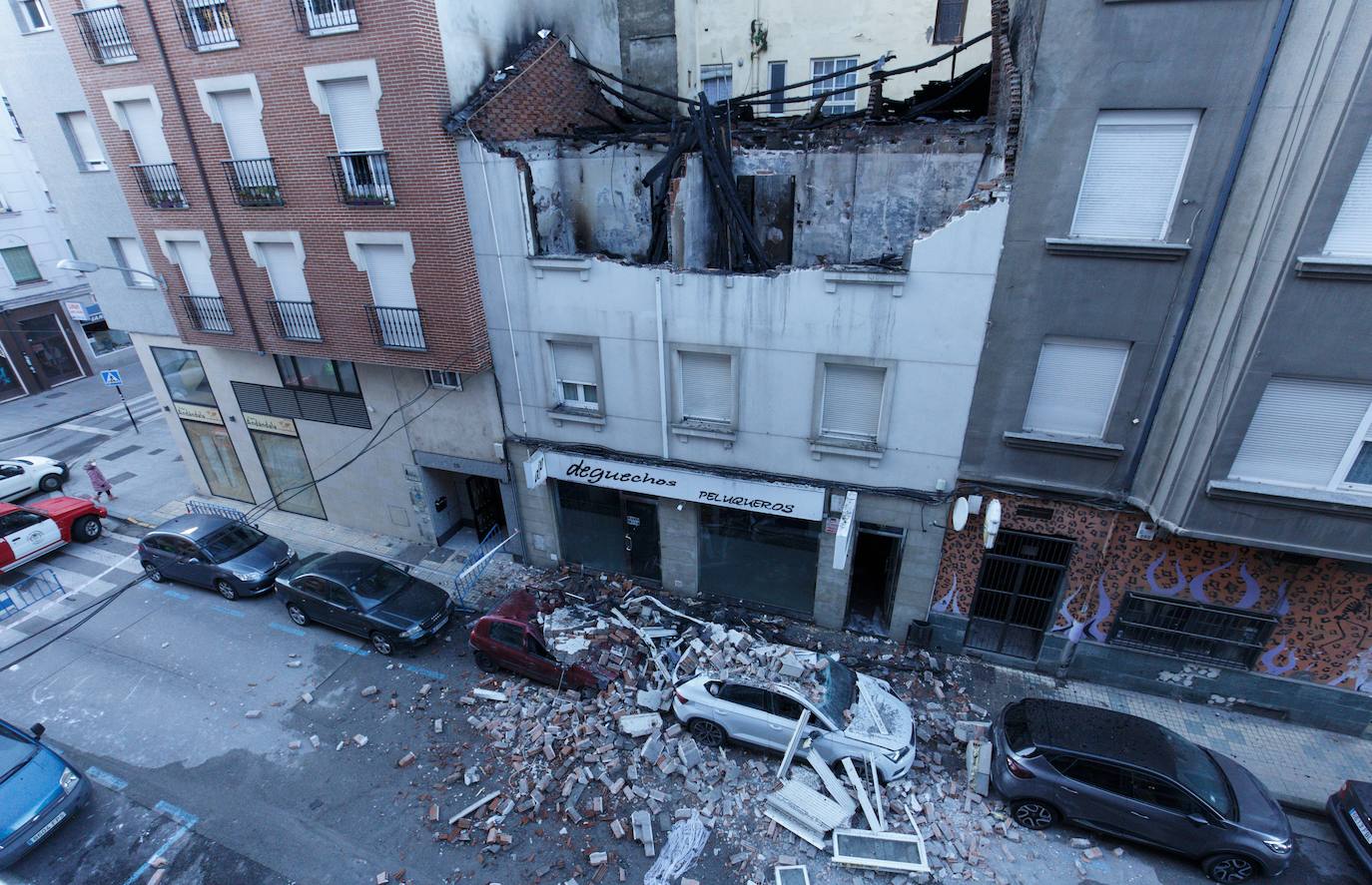 La voladura intencionada de una vivienda que iba a ser desahuciada destroza un inmueble en Ponferrada. Los hechos han ocurrido esta madurgada en la capital berciana y obligó a desalojar por unas horas a los vecinos de las casas colindantes. La explosión de una bombona de gas, a manos del único inquilino y residente en el inmueble, ha causado daños en al menos dos plantas del edificio y cuatro vehículos. 