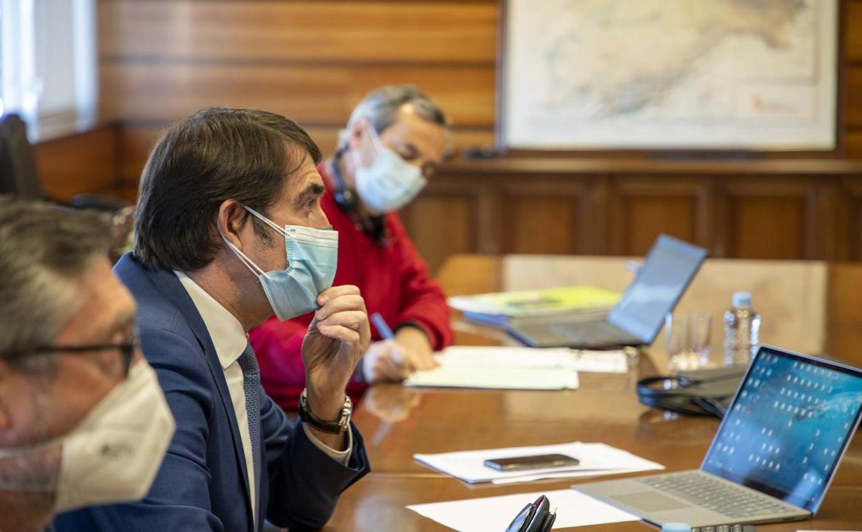 El consejero de Fomento, Suárez Quiñones, durante la reunión telemática.