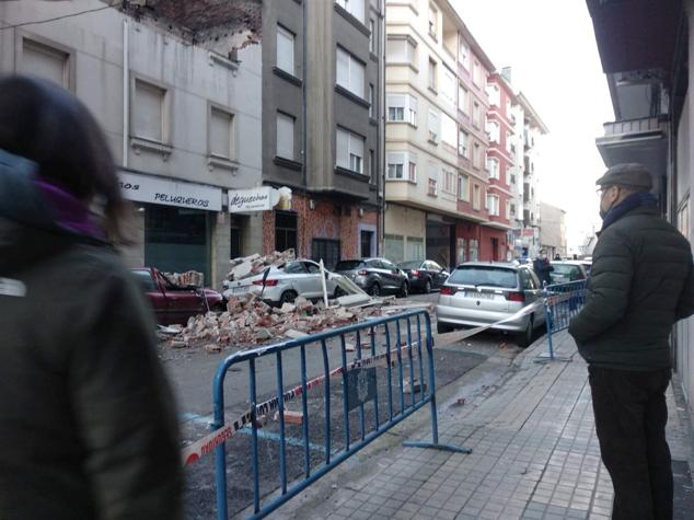 La voladura intencionada de una vivienda que iba a ser desahuciada destroza un inmueble en Ponferrada. Los hechos han ocurrido esta madurgada en la capital berciana y obligó a desalojar por unas horas a los vecinos de las casas colindantes. La explosión de una bombona de gas, a manos del único inquilino y residente en el inmueble, ha causado daños en al menos dos plantas del edificio y cuatro vehículos. 