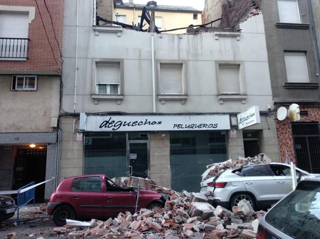 La voladura intencionada de una vivienda que iba a ser desahuciada destroza un inmueble en Ponferrada. Los hechos han ocurrido esta madurgada en la capital berciana y obligó a desalojar por unas horas a los vecinos de las casas colindantes. La explosión de una bombona de gas, a manos del único inquilino y residente en el inmueble, ha causado daños en al menos dos plantas del edificio y cuatro vehículos. 