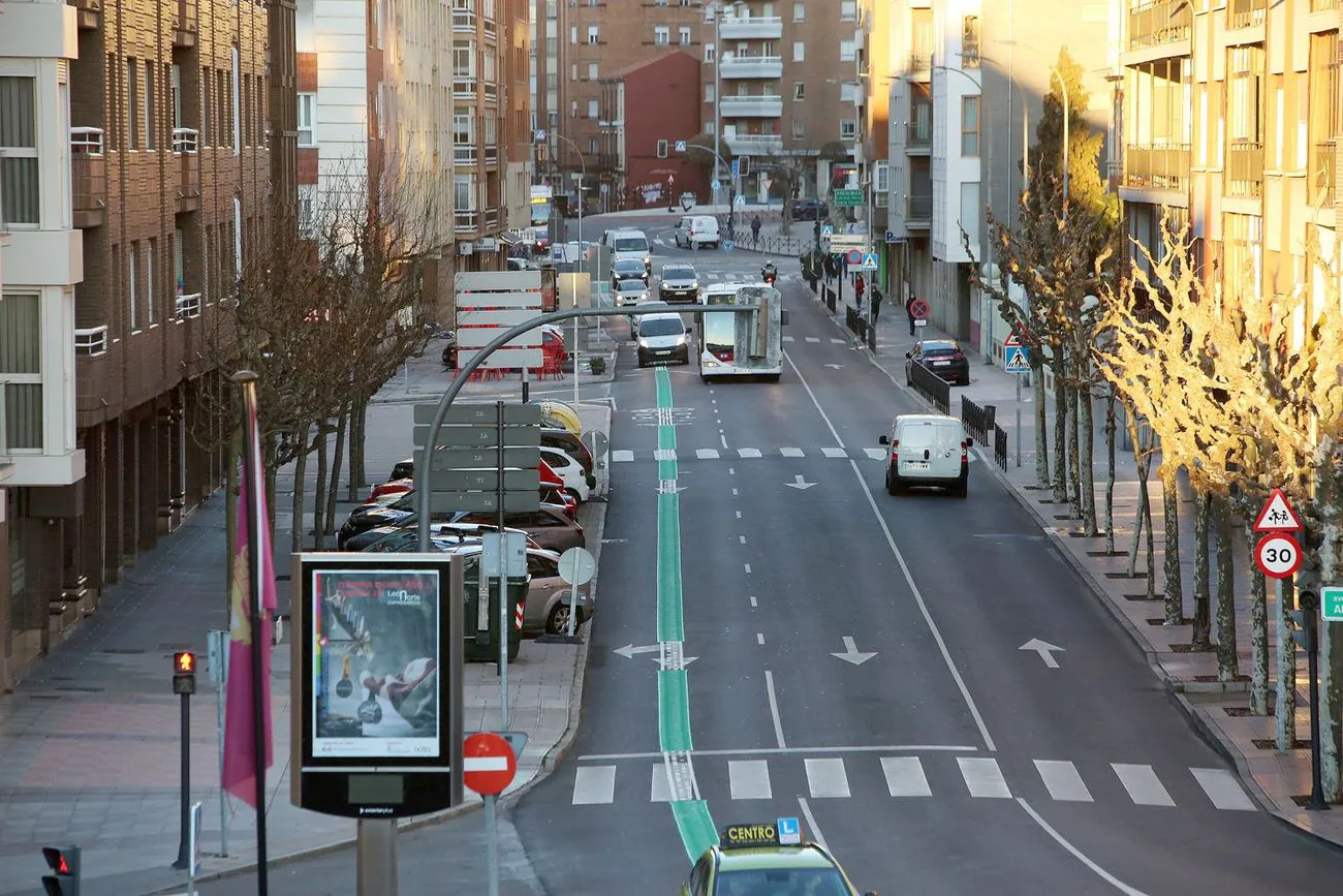 León estrena un carril experimental de color verde para recogida de datos desde la calle Padre Isla hasta la plaza del Espolón pasando por Álvaro López Núñez | El plan se incluye dentro del proyecto de Transporte Urbano Metropolitano de León y su alfoz, en el que participa el Ayuntamiento y la Junta con financiación estatal. 