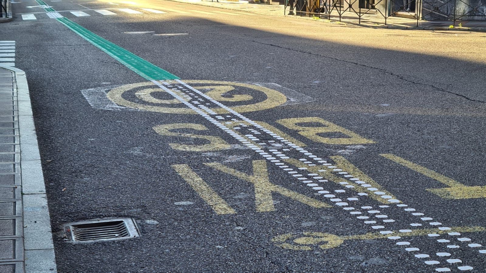 León estrena un carril experimental de color verde para recogida de datos desde la calle Padre Isla hasta la plaza del Espolón pasando por Álvaro López Núñez | El plan se incluye dentro del proyecto de Transporte Urbano Metropolitano de León y su alfoz, en el que participa el Ayuntamiento y la Junta con financiación estatal. 