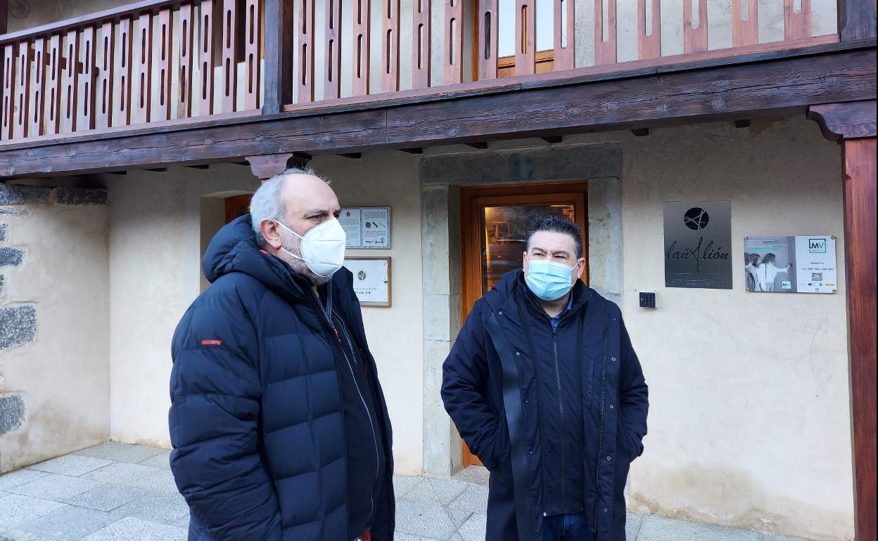 Luis Mariano Santos visita la localidad de Crémenes.