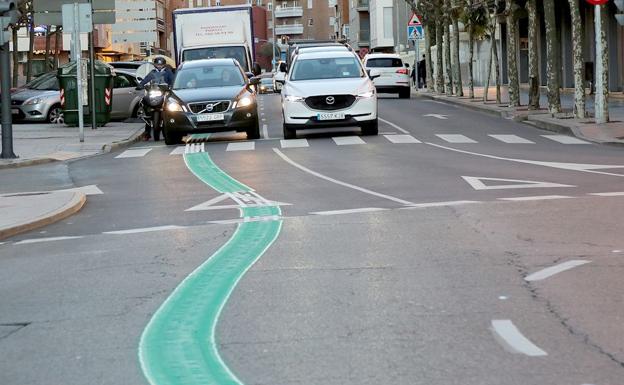 Imagen de la 'línea verde' implantada en la ciudad que de forma experimental medirá la gestión del bus urbano en la ciudad. 