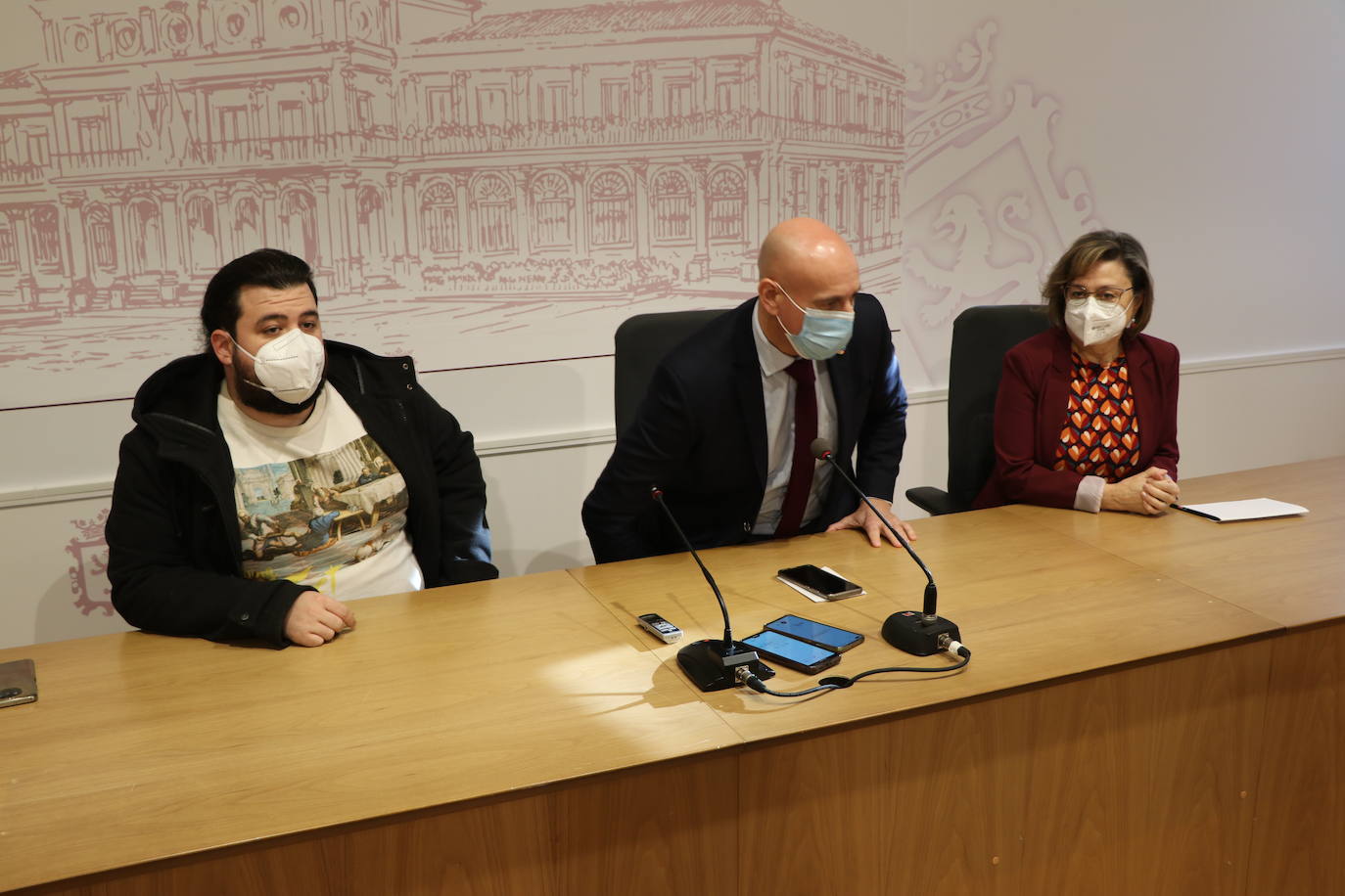 El cineasta leonés participa en dos obras nominadas a los Goya, el documental 'Mamá' y el cortometraje de animación 'Nacer'.